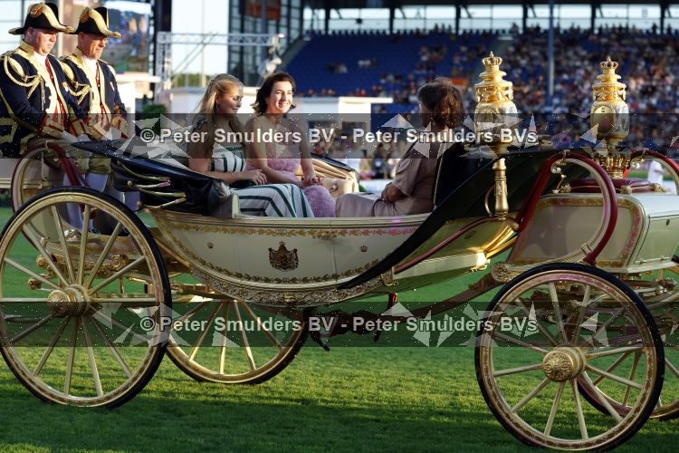 Aken 11 augustus 2026
Prinses Amalia op bezoek bij het wereldkampioenschap Paarden in Aken . ook de deense Koningin Mary van Denemarken was aanwezig alsmede Prinses Benedikte van Denemarken , Infante Elena van Spanje en Zara Tindall . Prinses Amalia werd rond gereden in haar favoriete koets  Creme Caleche. Ze heeft in een interview ooit gezegd dat ze in deze koets wil trouwen 