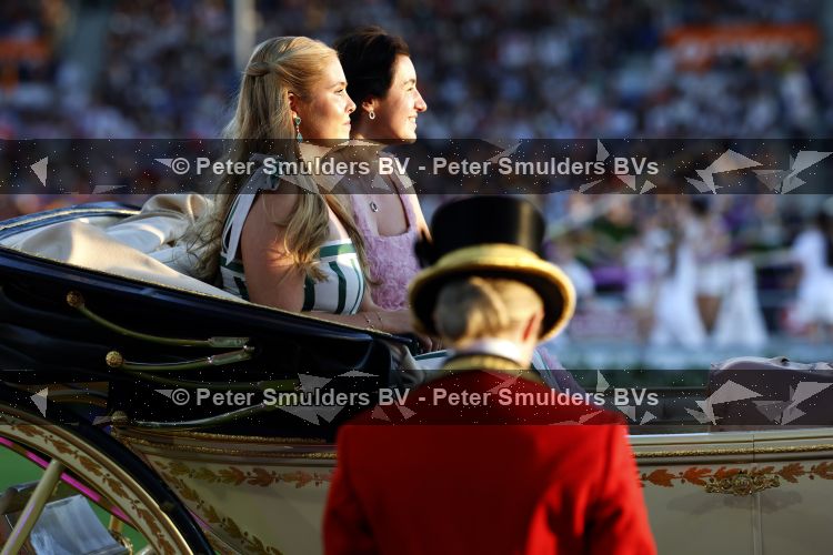 Aken 11 augustus 2026
Prinses Amalia op bezoek bij het wereldkampioenschap Paarden in Aken . ook de deense Koningin Mary van Denemarken was aanwezig alsmede Prinses Benedikte van Denemarken , Infante Elena van Spanje en Zara Tindall . Prinses Amalia werd rond gereden in haar favoriete koets  Creme Caleche. Ze heeft in een interview ooit gezegd dat ze in deze koets wil trouwen 