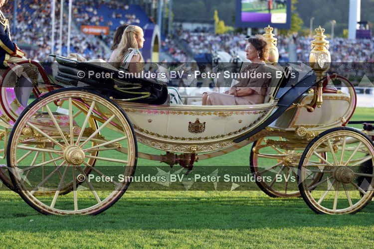Aken 11 augustus 2026
Prinses Amalia op bezoek bij het wereldkampioenschap Paarden in Aken . ook de deense Koningin Mary van Denemarken was aanwezig alsmede Prinses Benedikte van Denemarken , Infante Elena van Spanje en Zara Tindall . Prinses Amalia werd rond gereden in haar favoriete koets  Creme Caleche. Ze heeft in een interview ooit gezegd dat ze in deze koets wil trouwen 