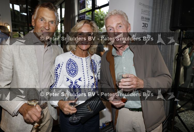 Blaricum 20 augustus 2026
Andre v Duin krijgt uit handen van Jacques Walch het eerste magazine overhandigd van makelaarskantoor Voorma en Walch. Tineke Schouten staat ook in het magazine. Rini v d Lee Tineke Schouten en Andre v Duin 
