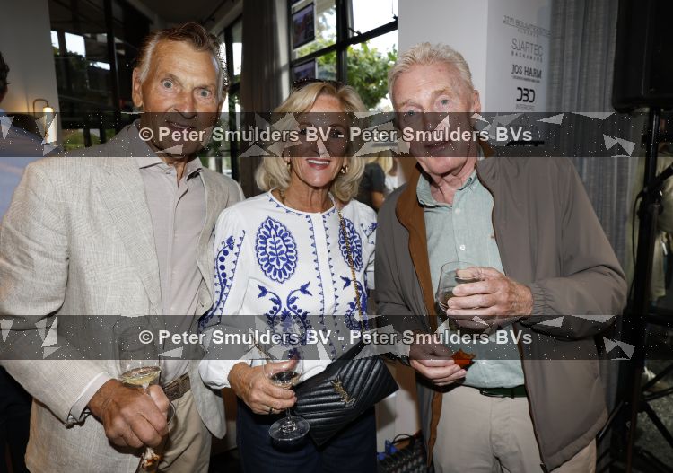 Blaricum 20 augustus 2026
Andre v Duin krijgt uit handen van Jacques Walch het eerste magazine overhandigd van makelaarskantoor Voorma en Walch. Tineke Schouten staat ook in het magazine. Rini v d Lee Tineke Schouten en Andre v Duin 