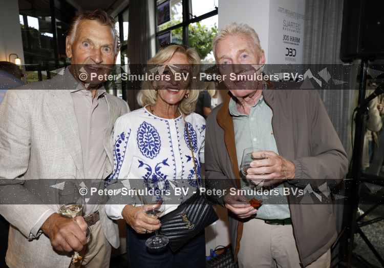 Blaricum 20 augustus 2026
Andre v Duin krijgt uit handen van Jacques Walch het eerste magazine overhandigd van makelaarskantoor Voorma en Walch. Tineke Schouten staat ook in het magazine. Rini v d Lee Tineke Schouten en Andre v Duin 