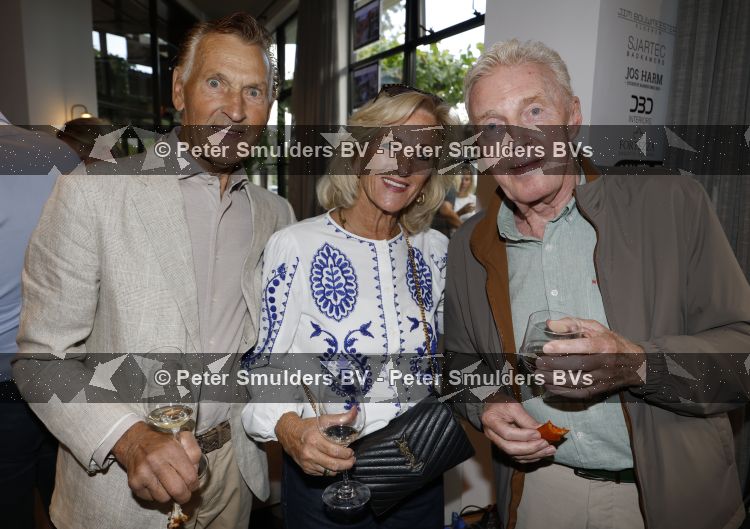 Blaricum 20 augustus 2026
Andre v Duin krijgt uit handen van Jacques Walch het eerste magazine overhandigd van makelaarskantoor Voorma en Walch. Tineke Schouten staat ook in het magazine. Rini v d Lee Tineke Schouten en Andre v Duin 