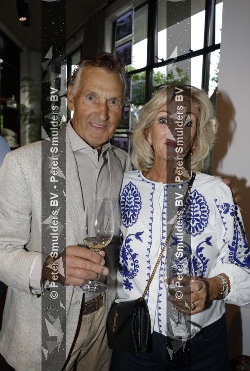 Blaricum 20 augustus 2026
Andre v Duin krijgt uit handen van Jacques Walch het eerste magazine overhandigd van makelaarskantoor Voorma en Walch. Tineke Schouten staat ook in het magazine. Rini v d Lee en Tineke Schouten 