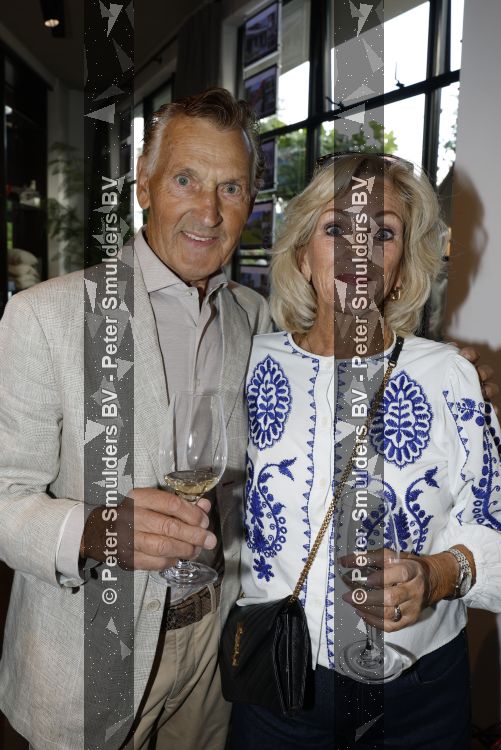 Blaricum 20 augustus 2026
Andre v Duin krijgt uit handen van Jacques Walch het eerste magazine overhandigd van makelaarskantoor Voorma en Walch. Tineke Schouten staat ook in het magazine. Rini v d Lee en Tineke Schouten 