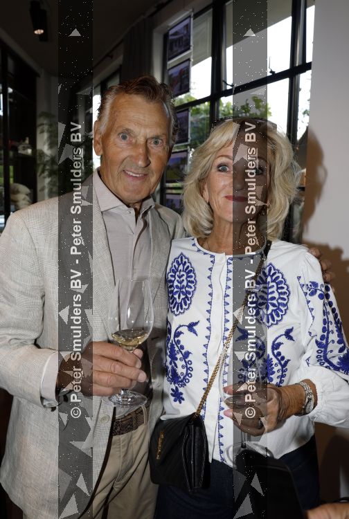 Blaricum 20 augustus 2026
Andre v Duin krijgt uit handen van Jacques Walch het eerste magazine overhandigd van makelaarskantoor Voorma en Walch. Tineke Schouten staat ook in het magazine. Rini v d Lee en Tineke Schouten 