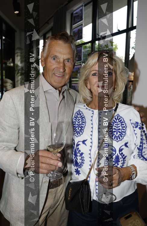 Blaricum 20 augustus 2026
Andre v Duin krijgt uit handen van Jacques Walch het eerste magazine overhandigd van makelaarskantoor Voorma en Walch. Tineke Schouten staat ook in het magazine. Rini v d Lee en Tineke Schouten 