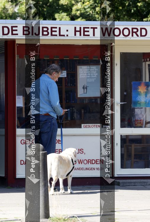 Amsterdam 26 augustus 2026
Robert ten Brink wandelend met zijn hond in Amsterdam zuid