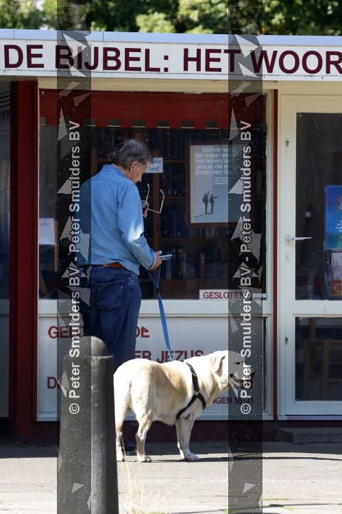 Amsterdam 26 augustus 2026
Robert ten Brink wandelend met zijn hond in Amsterdam zuid