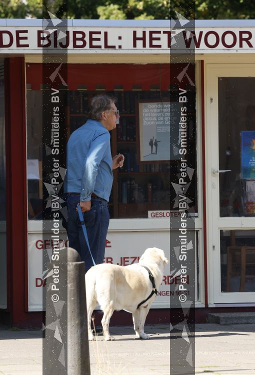 Amsterdam 26 augustus 2026
Robert ten Brink wandelend met zijn hond in Amsterdam zuid
