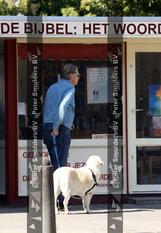 Amsterdam 26 augustus 2026
Robert ten Brink wandelend met zijn hond in Amsterdam zuid