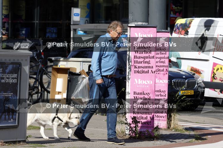Amsterdam 26 augustus 2026
Robert ten Brink wandelend met zijn hond in Amsterdam zuid