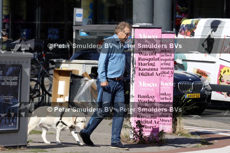 Amsterdam 26 augustus 2026
Robert ten Brink wandelend met zijn hond in Amsterdam zuid
