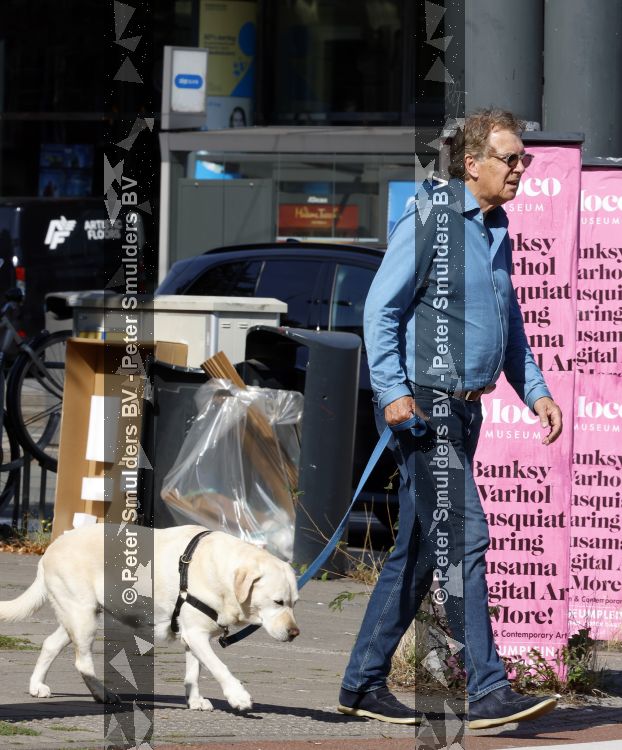 Amsterdam 26 augustus 2026
Robert ten Brink wandelend met zijn hond in Amsterdam zuid