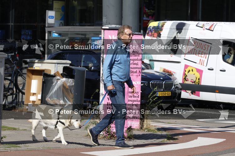 Amsterdam 26 augustus 2026
Robert ten Brink wandelend met zijn hond in Amsterdam zuid