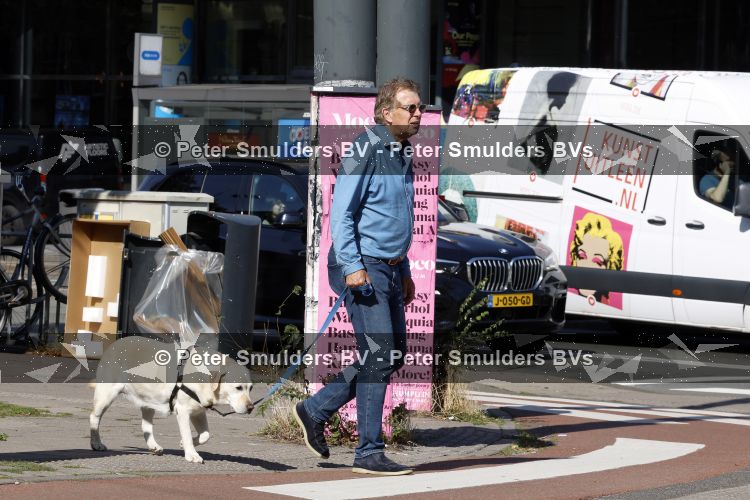 Amsterdam 26 augustus 2026
Robert ten Brink wandelend met zijn hond in Amsterdam zuid