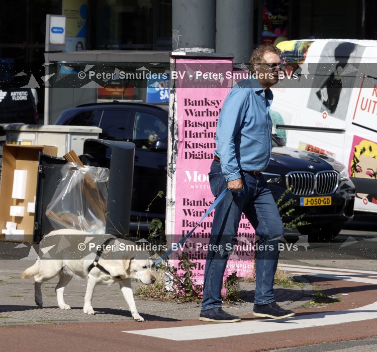 Amsterdam 26 augustus 2026
Robert ten Brink wandelend met zijn hond in Amsterdam zuid