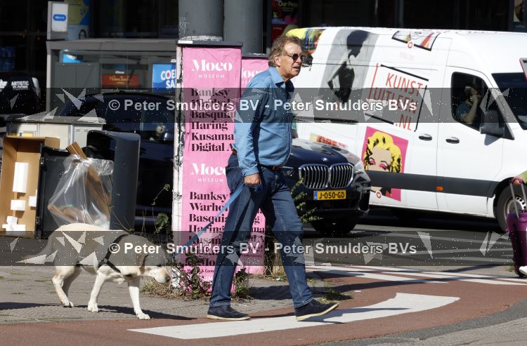 Amsterdam 26 augustus 2026
Robert ten Brink wandelend met zijn hond in Amsterdam zuid