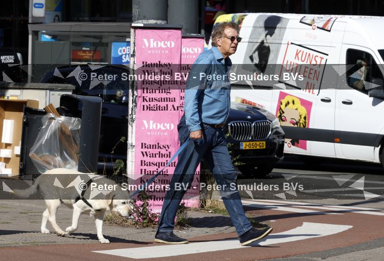 Amsterdam 26 augustus 2026
Robert ten Brink wandelend met zijn hond in Amsterdam zuid