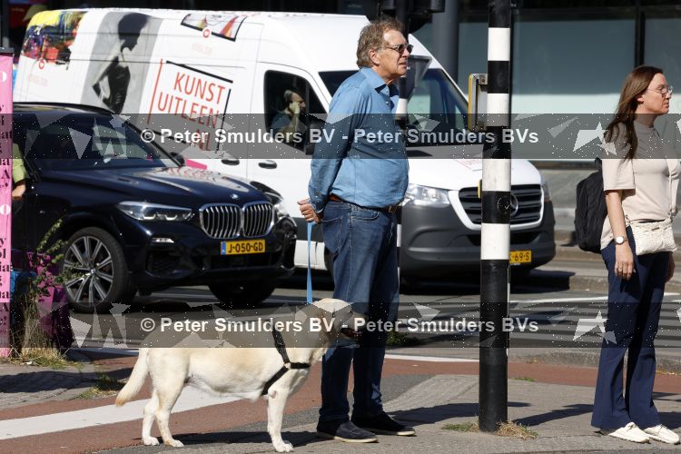 Amsterdam 26 augustus 2026
Robert ten Brink wandelend met zijn hond in Amsterdam zuid