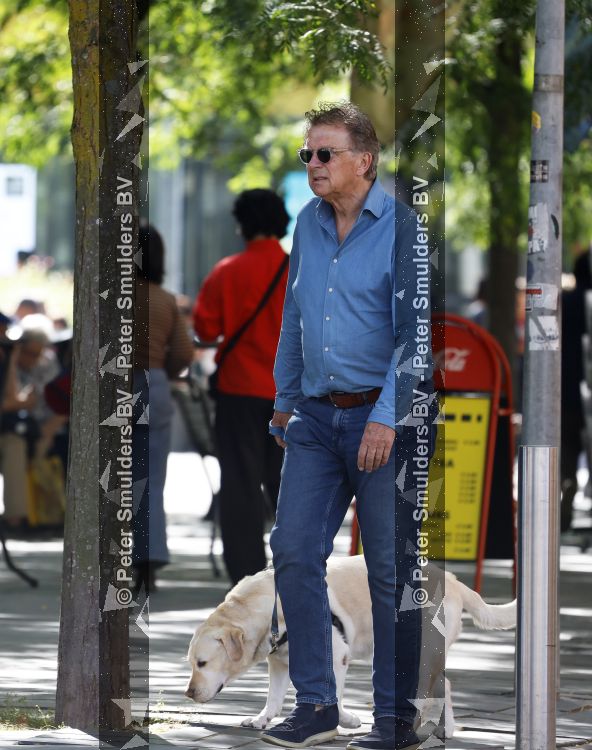 Amsterdam 26 augustus 2026
Robert ten Brink wandelend met zijn hond in Amsterdam zuid