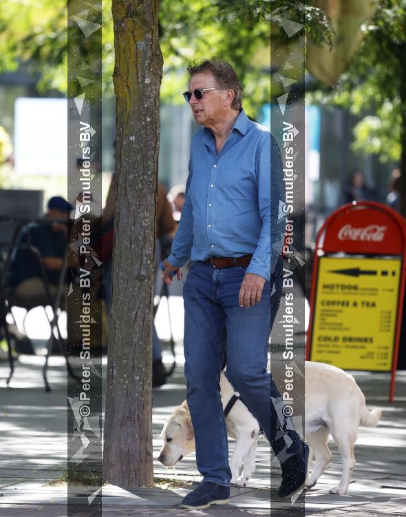 Amsterdam 26 augustus 2026
Robert ten Brink wandelend met zijn hond in Amsterdam zuid