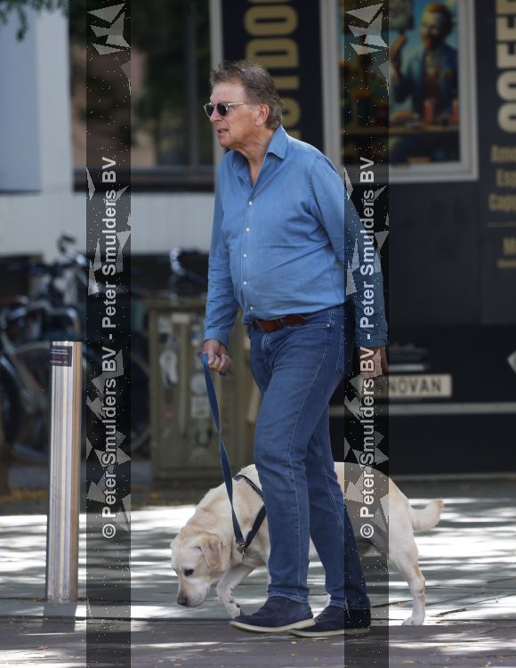 Amsterdam 26 augustus 2026
Robert ten Brink wandelend met zijn hond in Amsterdam zuid
