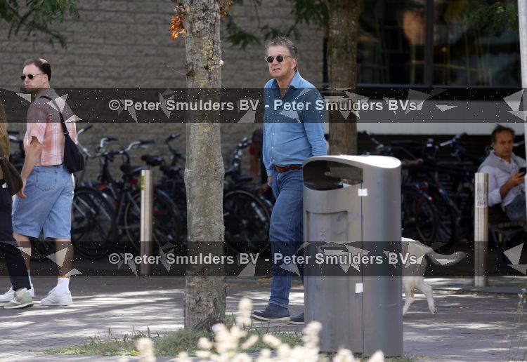 Amsterdam 26 augustus 2026
Robert ten Brink wandelend met zijn hond in Amsterdam zuid