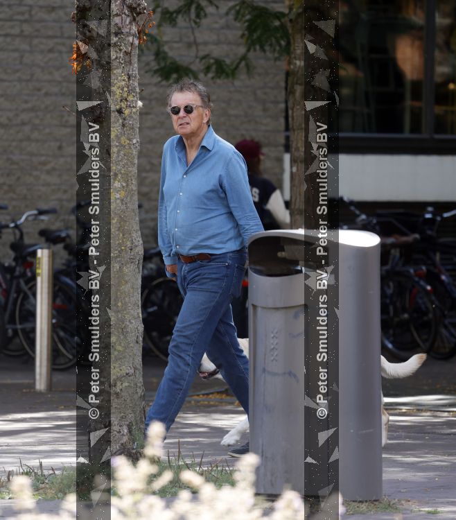 Amsterdam 26 augustus 2026
Robert ten Brink wandelend met zijn hond in Amsterdam zuid