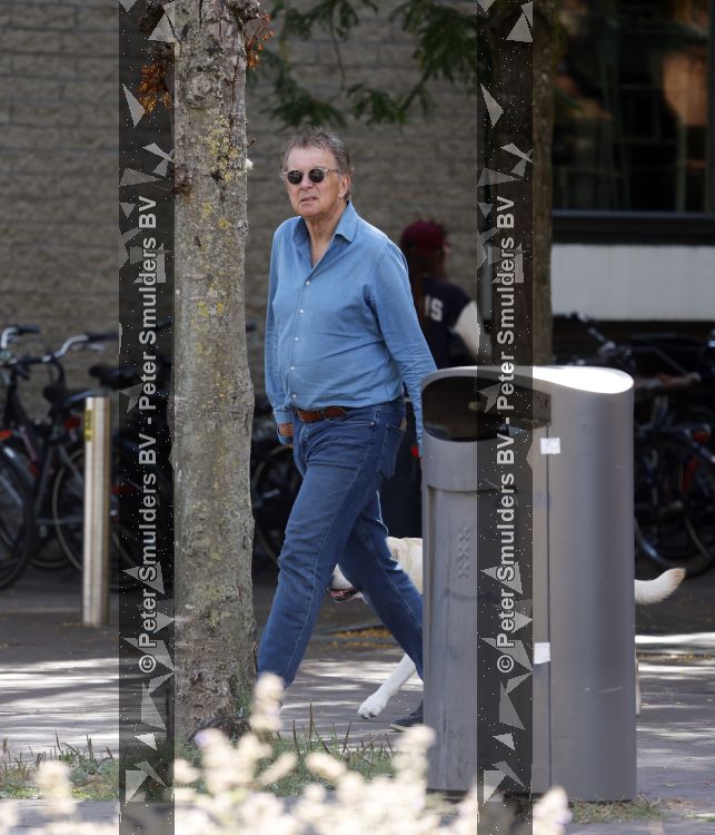Amsterdam 26 augustus 2026
Robert ten Brink wandelend met zijn hond in Amsterdam zuid