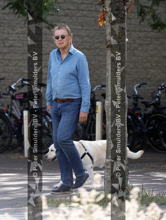 Amsterdam 26 augustus 2026
Robert ten Brink wandelend met zijn hond in Amsterdam zuid