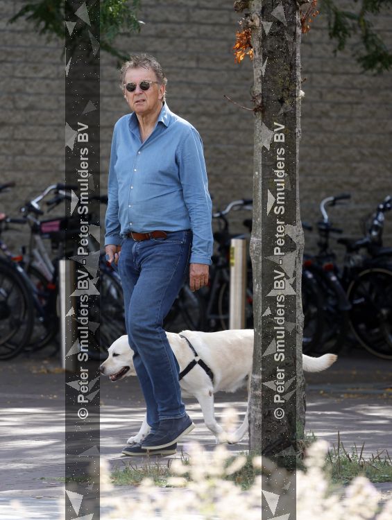 Amsterdam 26 augustus 2026
Robert ten Brink wandelend met zijn hond in Amsterdam zuid