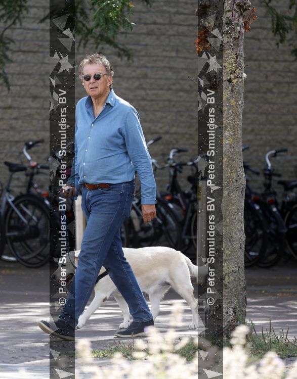 Amsterdam 26 augustus 2026
Robert ten Brink wandelend met zijn hond in Amsterdam zuid