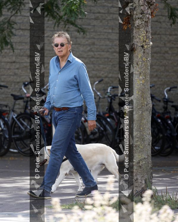 Amsterdam 26 augustus 2026
Robert ten Brink wandelend met zijn hond in Amsterdam zuid