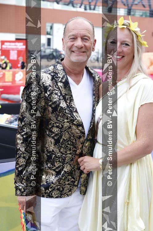 Amsterdam 1 augustus 2026
AVRO TROS boot bij de Gay pride . Ron Boszhard met partner