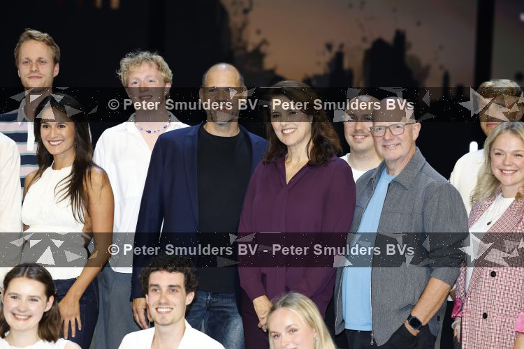 Barneveld augustus 2026
Presentatie nieuw castleden musical 40-45 met oa Susan Visser Rene v Kooten Esmee Dekker Sanne Groenen .
hoofdcast (Sanne Groenen, Ruben van Keer, Joep Paddenburg, EsmÃ©e Dekker, RenÃ© van Kooten en Susan Visser)