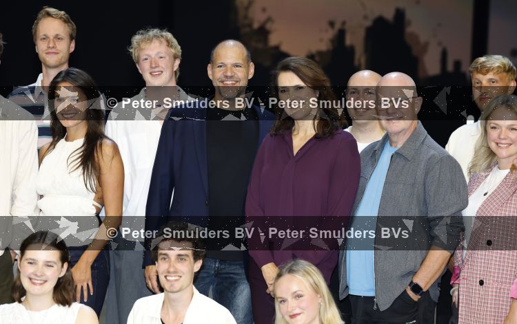 Barneveld augustus 2026
Presentatie nieuw castleden musical 40-45 met oa Susan Visser Rene v Kooten Esmee Dekker Sanne Groenen .
hoofdcast (Sanne Groenen, Ruben van Keer, Joep Paddenburg, EsmÃ©e Dekker, RenÃ© van Kooten en Susan Visser)