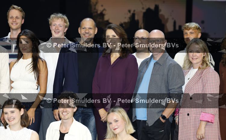 Barneveld augustus 2026
Presentatie nieuw castleden musical 40-45 met oa Susan Visser Rene v Kooten Esmee Dekker Sanne Groenen .
hoofdcast (Sanne Groenen, Ruben van Keer, Joep Paddenburg, EsmÃ©e Dekker, RenÃ© van Kooten en Susan Visser)