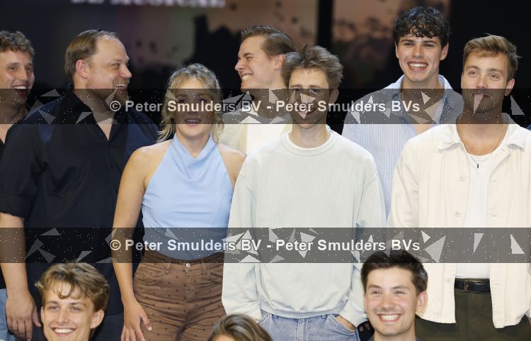Barneveld augustus 2026
Presentatie nieuw castleden musical 40-45 met oa Susan Visser Rene v Kooten Esmee Dekker Sanne Groenen .
hoofdcast (Sanne Groenen, Ruben van Keer, Joep Paddenburg, EsmÃ©e Dekker, RenÃ© van Kooten en Susan Visser)