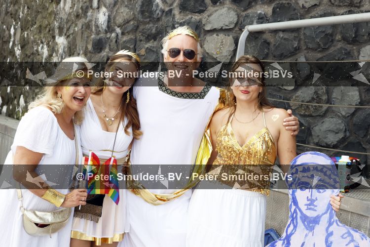 Amsterdam 1 augustus 2026
AVRO TROS boot bij de Gay pride . Taco Zimmerman met zijn gezin