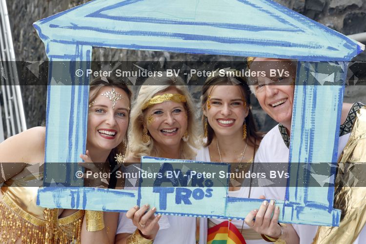 Amsterdam 1 augustus 2026
AVRO TROS boot bij de Gay pride . Taco Zimmerman met zijn gezin