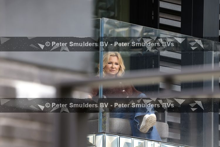 Amsterdam 18 augustus 2026
Tatjana haar vriend Lex v Hessen en haar moeder gaan met 2 makelaars een appartement bekijken in complex Valerius in Amsterdam zuid 