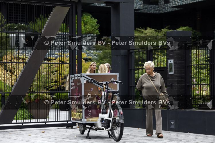 Amsterdam 18 augustus 2026
Tatjana haar vriend Lex v Hessen en haar moeder gaan met 2 makelaars een appartement bekijken in complex Valerius in Amsterdam zuid 