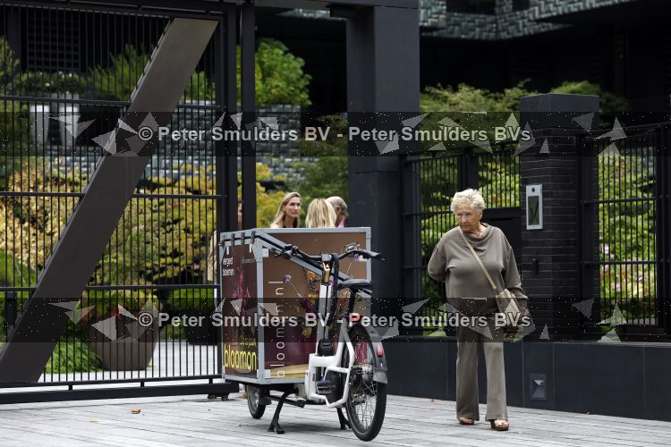 Amsterdam 18 augustus 2026
Tatjana haar vriend Lex v Hessen en haar moeder gaan met 2 makelaars een appartement bekijken in complex Valerius in Amsterdam zuid 
