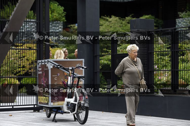 Amsterdam 18 augustus 2026
Tatjana haar vriend Lex v Hessen en haar moeder gaan met 2 makelaars een appartement bekijken in complex Valerius in Amsterdam zuid 