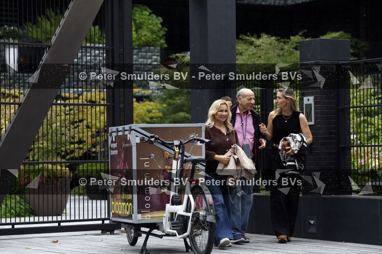 Amsterdam 18 augustus 2026
Tatjana haar vriend Lex v Hessen en haar moeder gaan met 2 makelaars een appartement bekijken in complex Valerius in Amsterdam zuid 