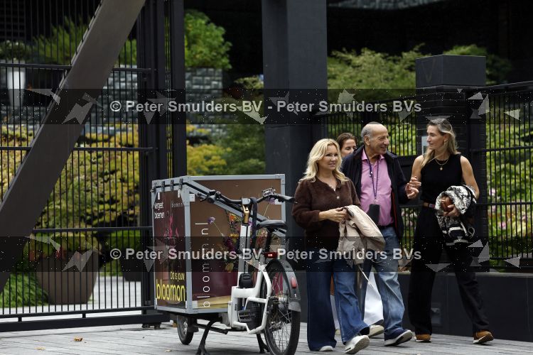 Amsterdam 18 augustus 2026
Tatjana haar vriend Lex v Hessen en haar moeder gaan met 2 makelaars een appartement bekijken in complex Valerius in Amsterdam zuid 