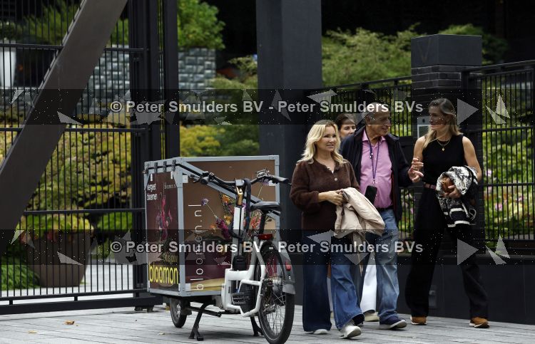 Amsterdam 18 augustus 2026
Tatjana haar vriend Lex v Hessen en haar moeder gaan met 2 makelaars een appartement bekijken in complex Valerius in Amsterdam zuid 