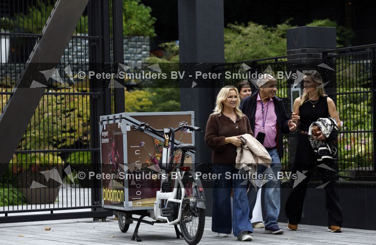 Amsterdam 18 augustus 2026
Tatjana haar vriend Lex v Hessen en haar moeder gaan met 2 makelaars een appartement bekijken in complex Valerius in Amsterdam zuid 