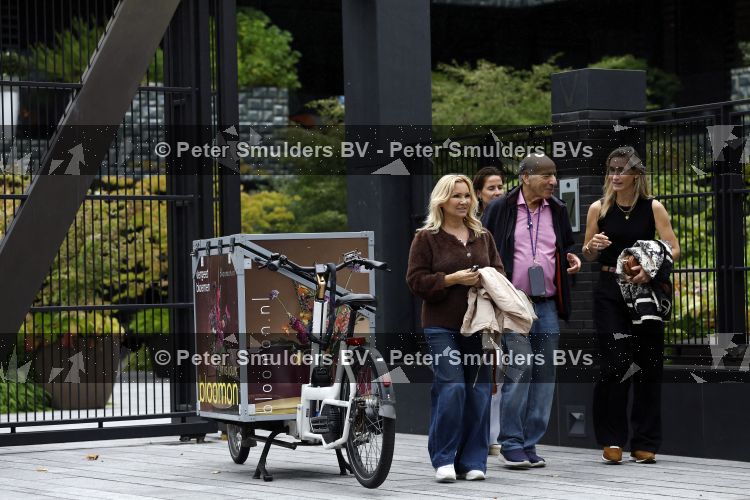 Amsterdam 18 augustus 2026
Tatjana haar vriend Lex v Hessen en haar moeder gaan met 2 makelaars een appartement bekijken in complex Valerius in Amsterdam zuid 